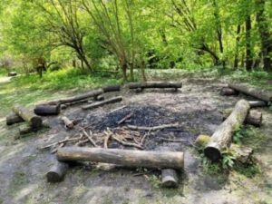 Feuerstelle auf dem Gelände von Gut Bustedt, an der am Samstagabend das gemeinsame Lagerfeuer mit Stockbrot stattfindet.
