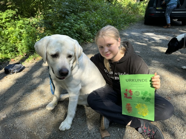 Mädchen mit Hund beim Hundeangebot der Familienfreizeit